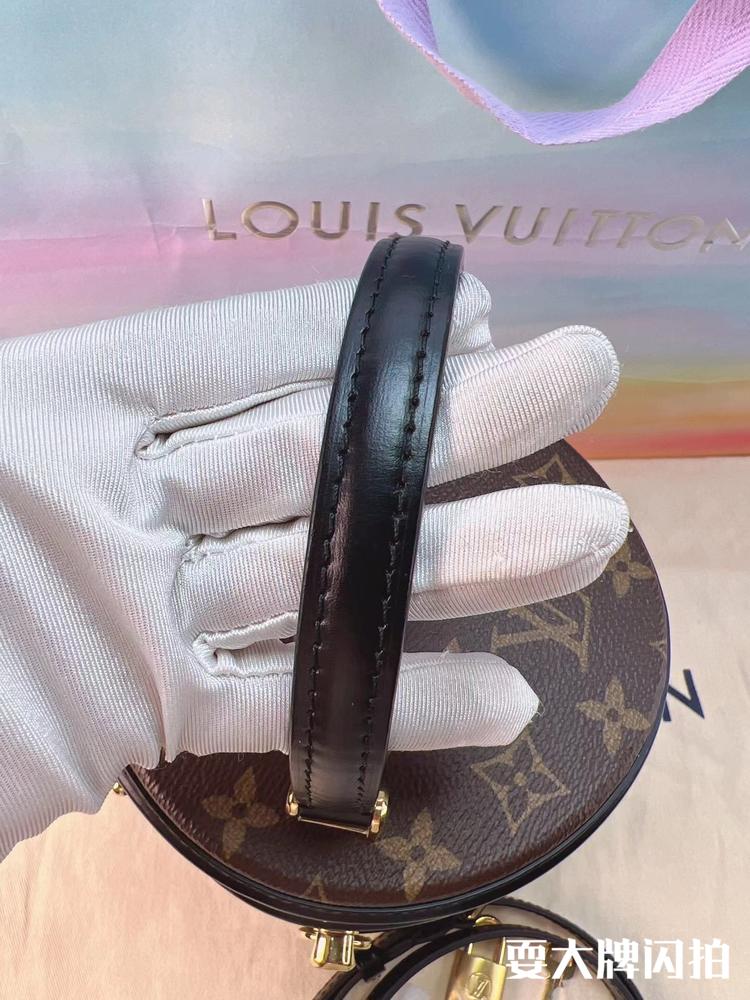Louis Vuitton路易威登 全新焦糖拼色Cannes手提斜挎发财桶芯片款 LV全新焦糖拼色Cannes手提斜挎发财桶芯片款，硬挺有质感充满复古的包型，超热门一直涨价的款，公价20400，专柜买不到，附件如图好价
